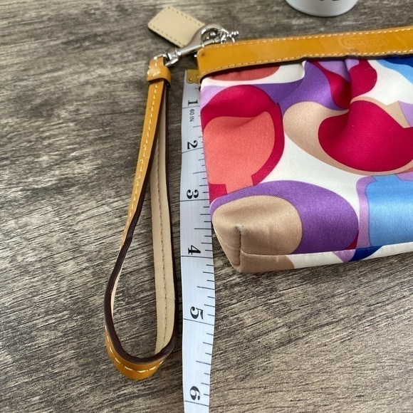 Women coach wristlet - Picture 4 of 12